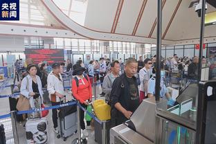 Một màn ôn nhu! Những người hâm mộ súng chạy tất cả các cách từ Hà Nội, Việt Nam vào sân Emirates